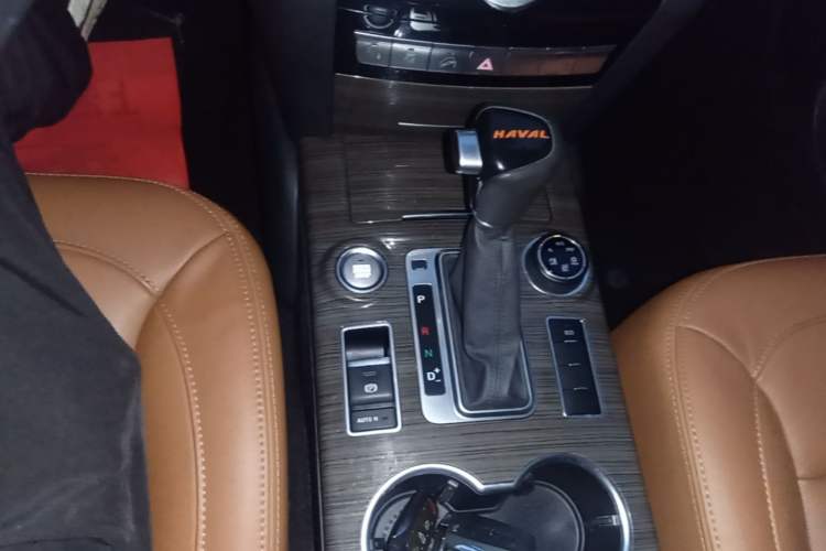 Used Haval H9 2015 2.0T Four-Wheel Drive Luxury 7-Seater Gear Lever