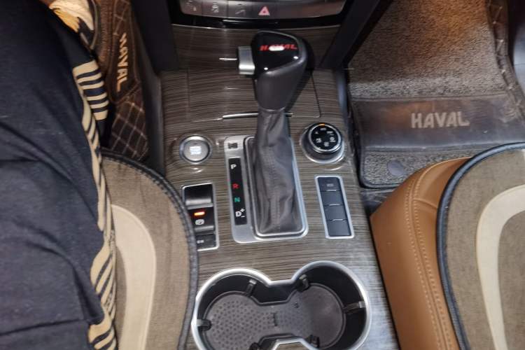 Used Haval H9 2015 2.0T Four-Wheel Drive Luxury 7-Seater Gear Lever