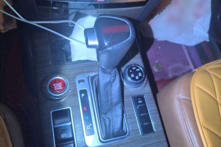Used Haval H9 2015 2.0T Four-Wheel Drive Luxury 7-Seater Gear Lever