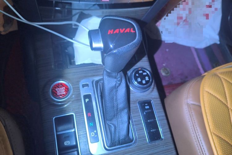 Used Haval H9 2015 2.0T Four-Wheel Drive Luxury 7-Seater Gear Lever