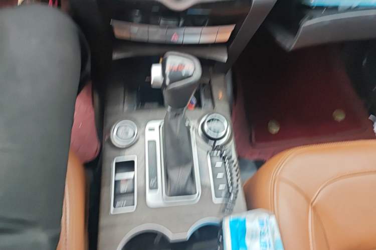 Used Haval H9 2015 2.0T Four-Wheel Drive Luxury 7-Seater Gear Lever