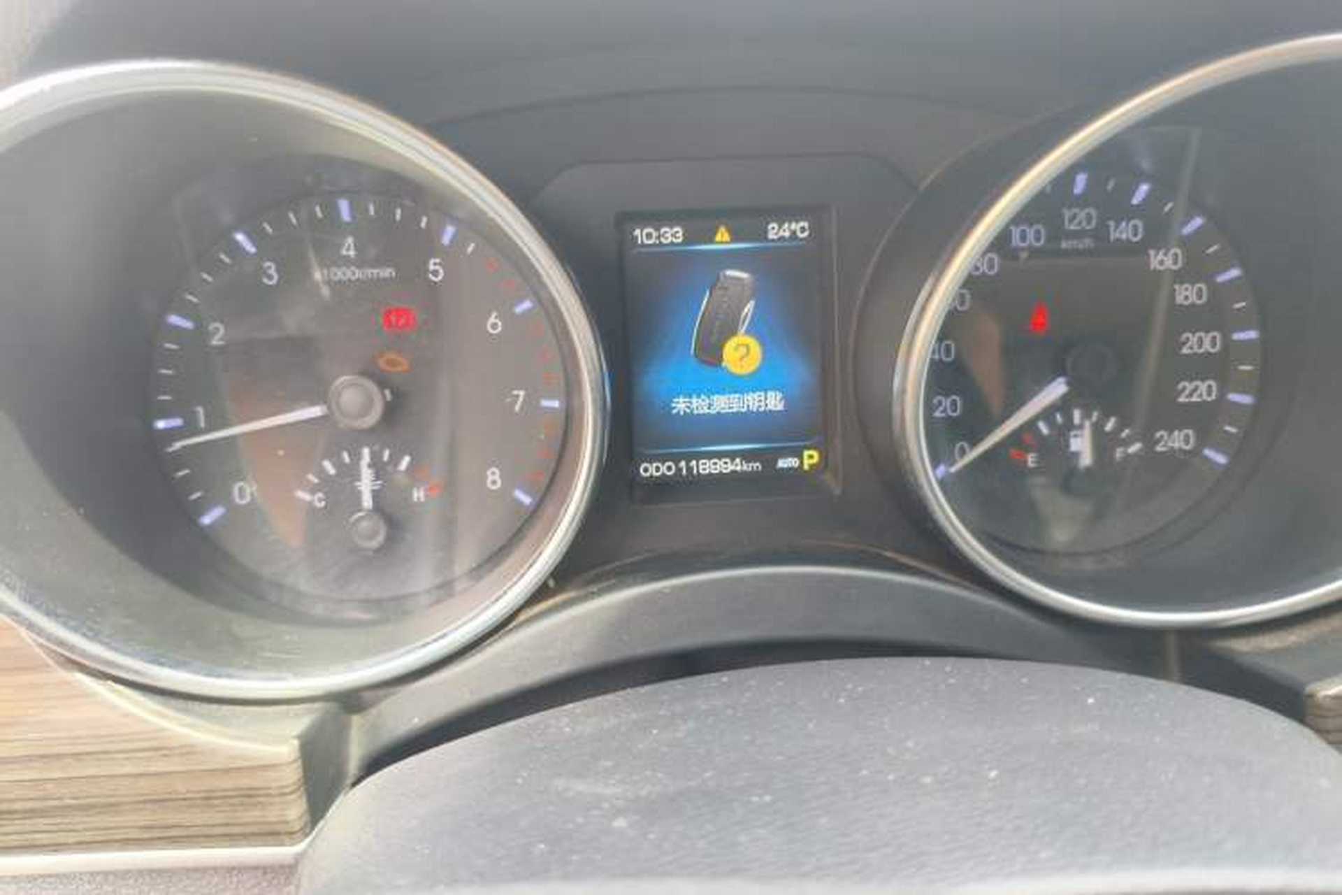 Used Haval H9 2015 2.0T Four-Wheel Drive Luxury 7-Seater Odometer Close Up