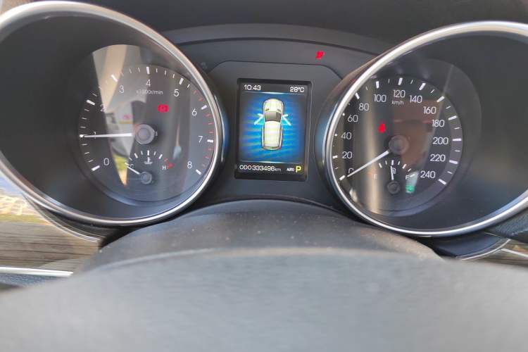 Used Haval H9 2015 2.0T Four-Wheel Drive Luxury 7-Seater Odometer Close Up