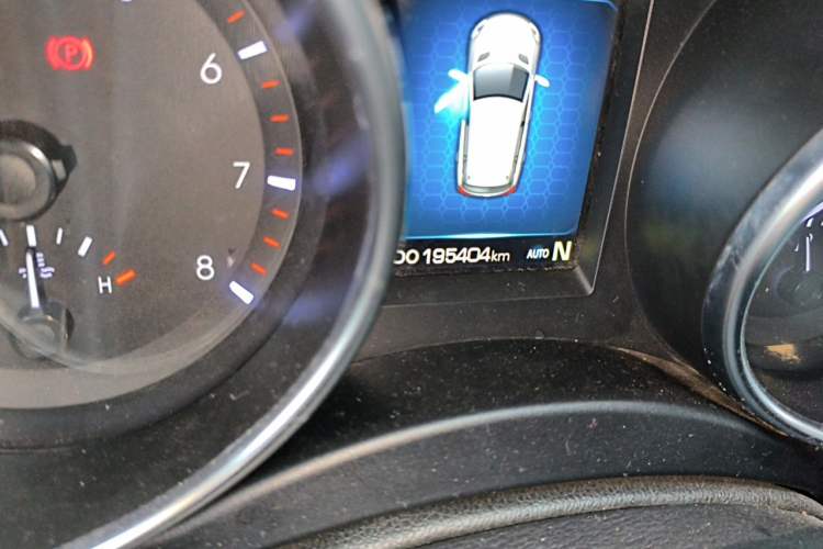 Used Haval H9 2015 2.0T Four-Wheel Drive Luxury 7-Seater Odometer Close Up