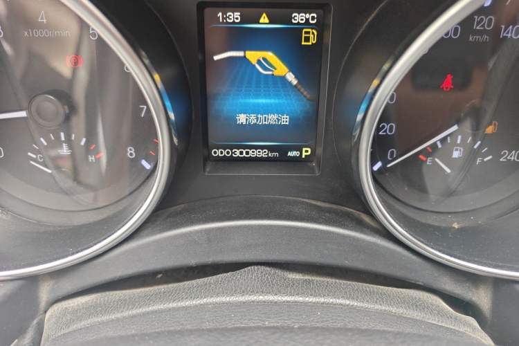 Used Haval H9 2015 2.0T Four-Wheel Drive Luxury 7-Seater Odometer Close Up