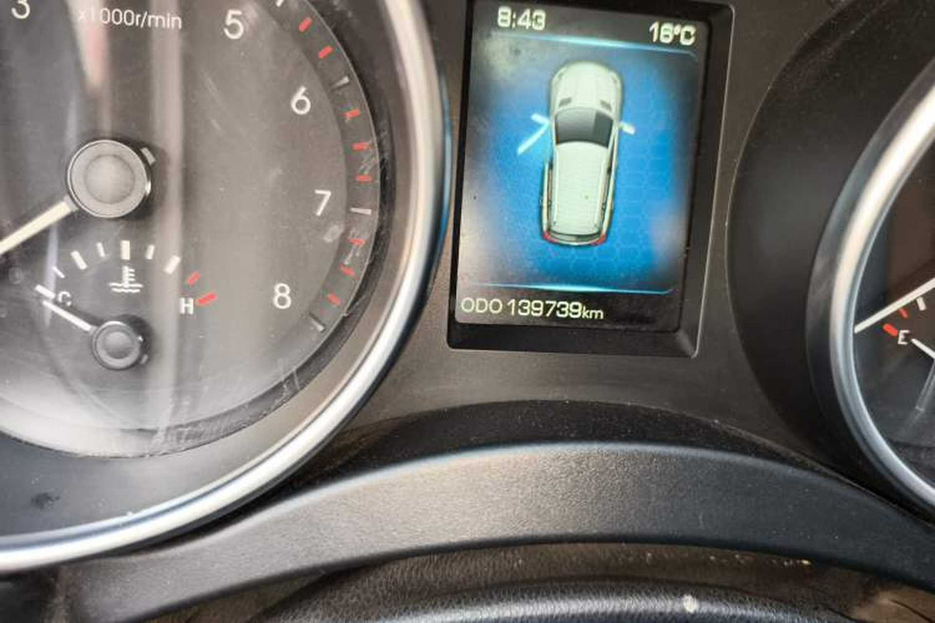 Used Haval H9 2015 2.0T Four-Wheel Drive Luxury 7-Seater Odometer Close Up