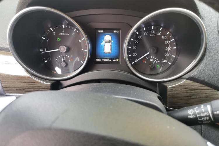 Used Haval H9 2015 2.0T Four-Wheel Drive Luxury 7-Seater Odometer Close Up