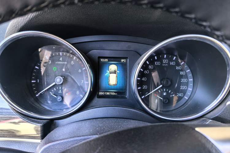 Used Haval H9 2015 2.0T Four-Wheel Drive Luxury 7-Seater Odometer Close Up