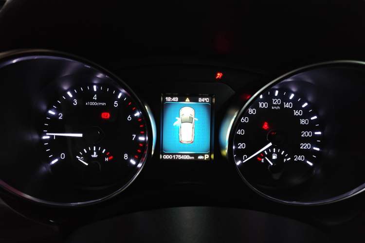 Used Haval H9 2015 2.0T Four-Wheel Drive Luxury 7-Seater Odometer Close Up