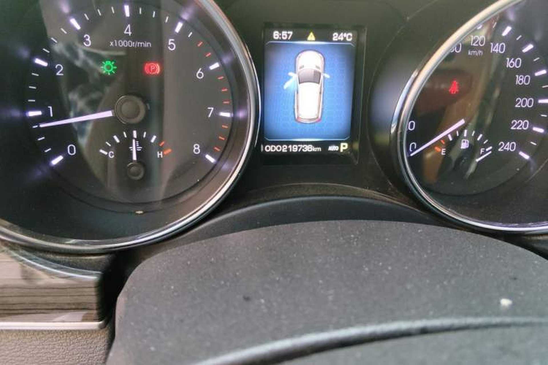 Used Haval H9 2015 2.0T Four-Wheel Drive Luxury 7-Seater Odometer Close Up