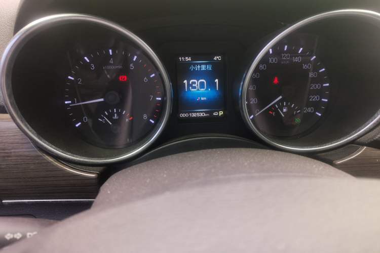 Used Haval H9 2015 2.0T Four-Wheel Drive Standard Model 7 Seats Odometer Close Up