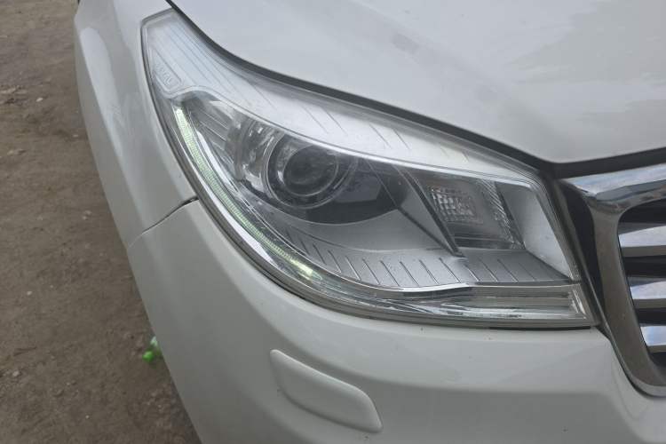 Used Haval H9 2015 2.0T Four-Wheel Drive Luxury 7-Seater Right Front Headlight