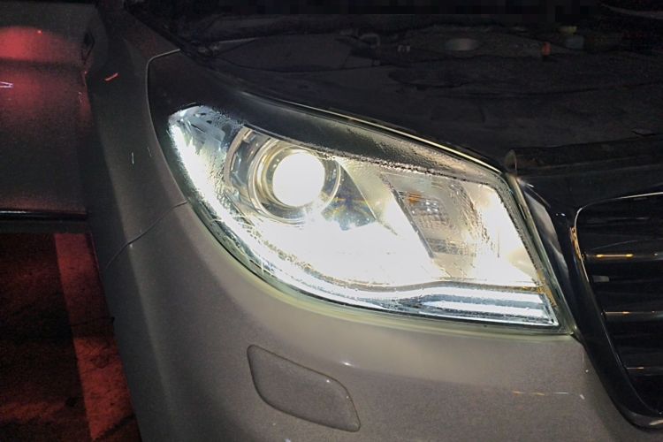 Used Haval H9 2015 2.0T Four-Wheel Drive Luxury 7-Seater Right Front Headlight