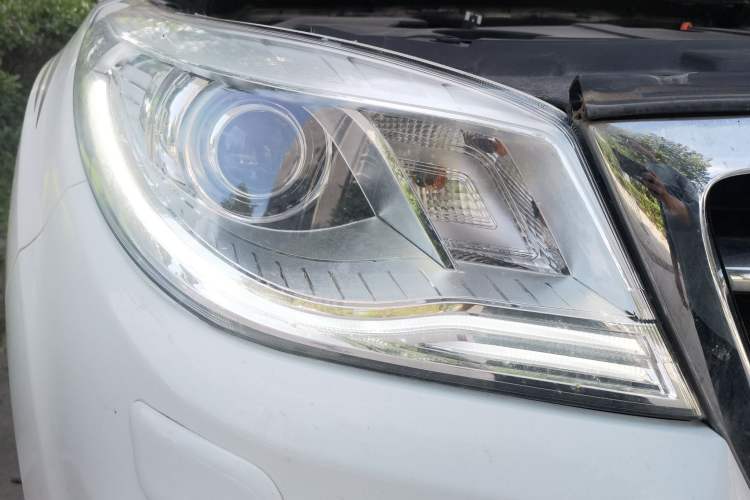Used Haval H9 2015 2.0T Four-Wheel Drive Luxury 7-Seater Right Front Headlight