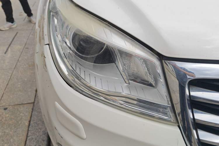 Used Haval H9 2015 2.0T Four-Wheel Drive Luxury 7-Seater Right Front Headlight