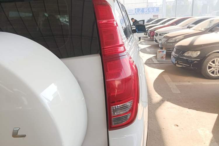 Used Haval H9 2015 2.0T Four-Wheel Drive Luxury 7-Seater Right Rear Taillight