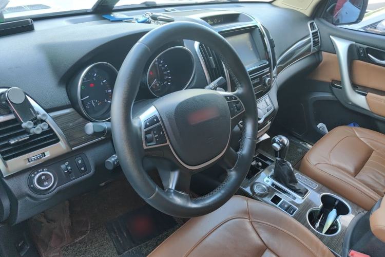 Used Haval H9 2015 2.0T Four-Wheel Drive Luxury Model 5 Seats Steering Wheel