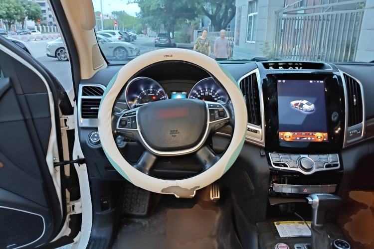 Used Haval H9 2015 2.0T Four-Wheel Drive Luxury Model 5 Seats Steering Wheel
