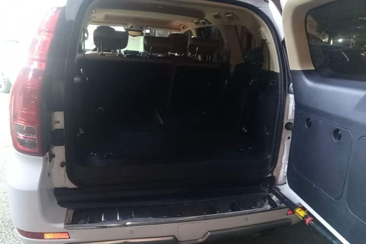 Used Haval H9 2015 2.0T Four-Wheel Drive Luxury 7-Seater Trunk