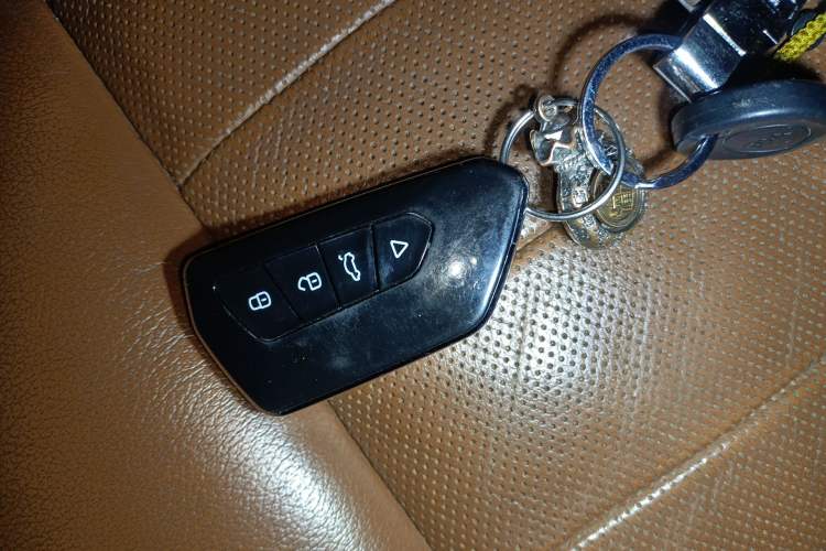 Used Haval H9 2015 2.0T Four-Wheel Drive Ultra-Luxury 7-Seater Vehicle Key
