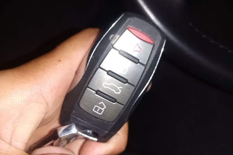 Used Haval H9 2015 2.0T Four-Wheel Drive Luxury 7-Seater Vehicle Key
