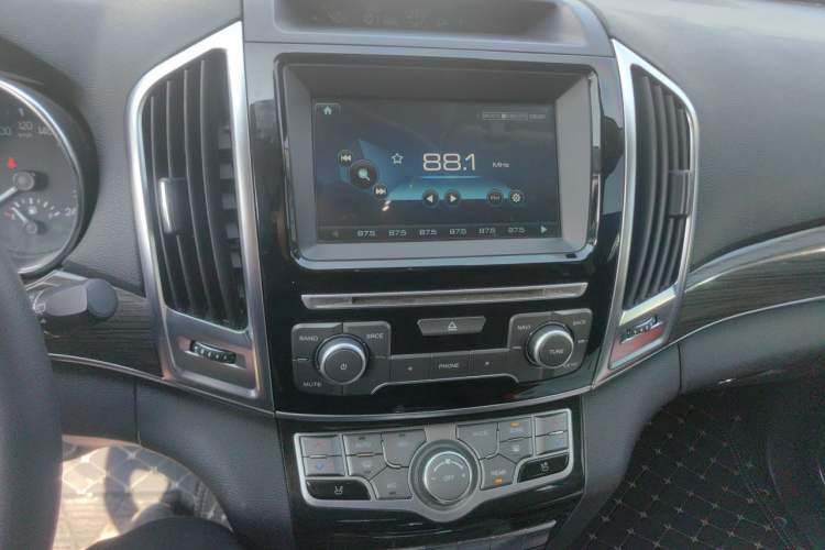 Used Haval H9 2016 2.0T Four-Wheel Drive Luxury Version 5 Seats Audio And AC Panel