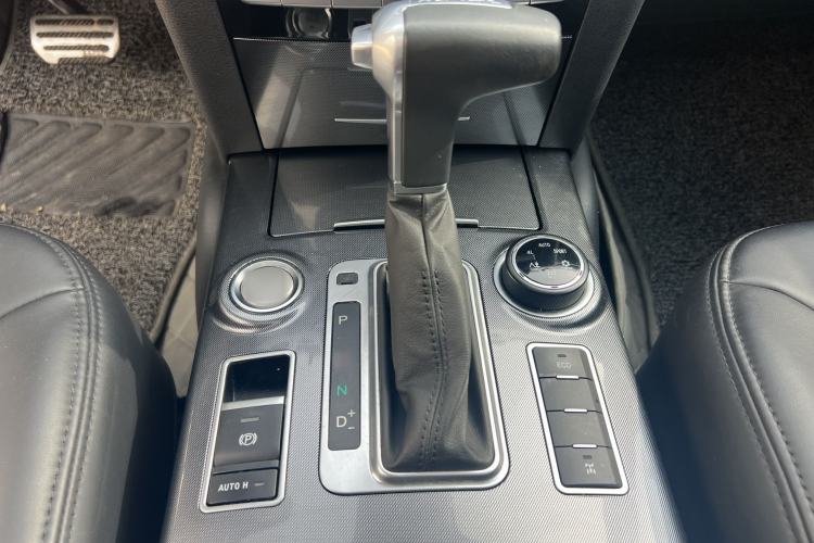 Used Haval H9 2016 2.0T Four-Wheel Drive Luxury Version 5 Seats Interior 2