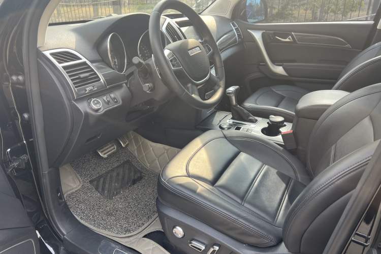 Used Haval H9 2016 2.0T Four-Wheel Drive Luxury Version 5 Seats Interior 4