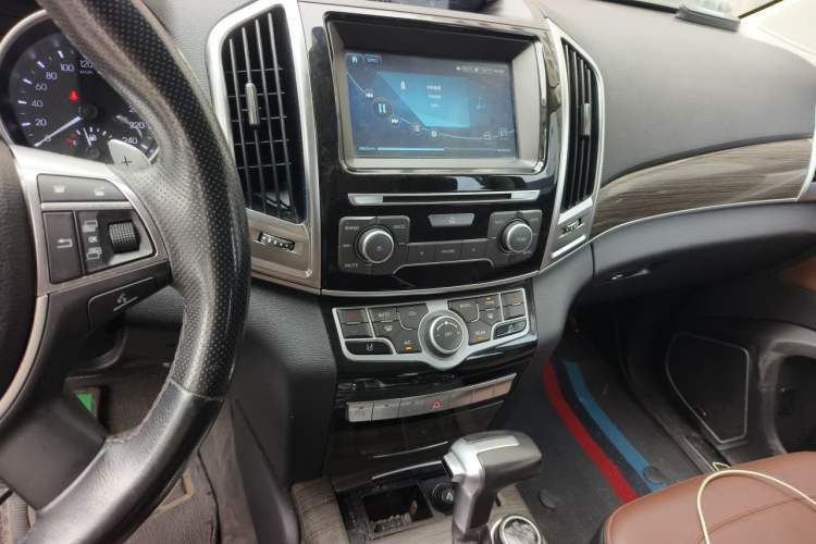 Used Haval H9 2016 2.0T Four-Wheel Drive Luxury 7-Seater Audio And AC Panel
