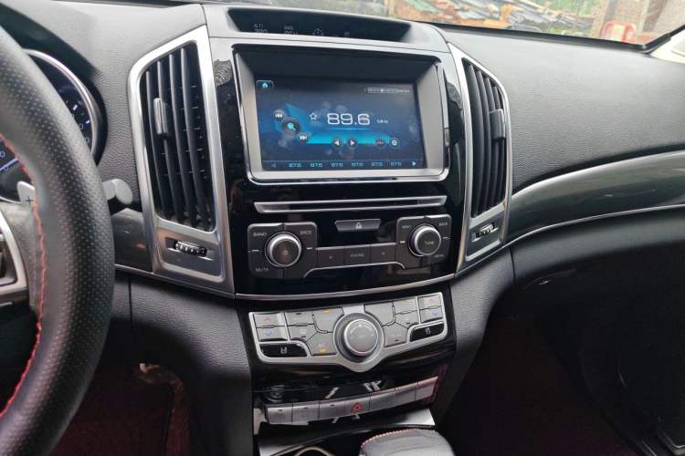 Used Haval H9 2016 2.0T Four-Wheel Drive Luxury Version 5 Seats Audio And AC Panel