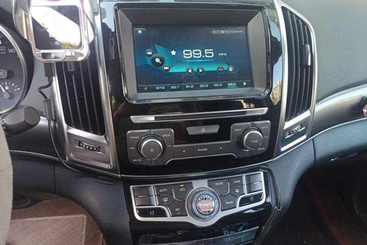 Used Haval H9 2016 2.0T Four-Wheel Drive Luxury Version 5 Seats Audio And AC Panel