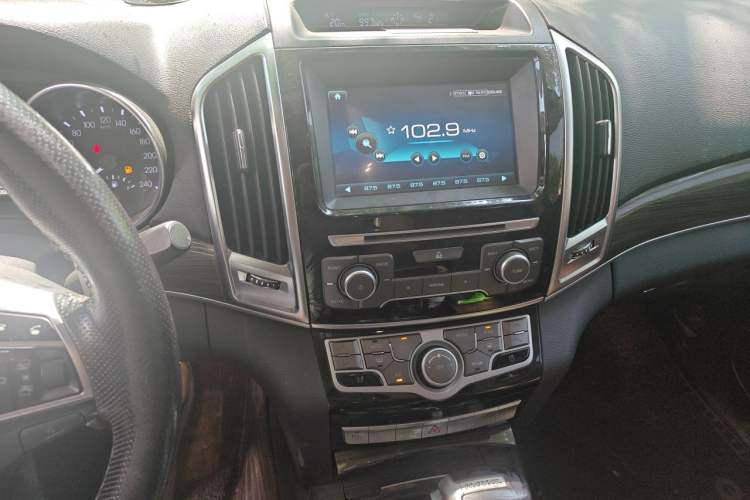 Used Haval H9 2016 2.0T Four-Wheel Drive Luxury 7-Seater Audio And AC Panel