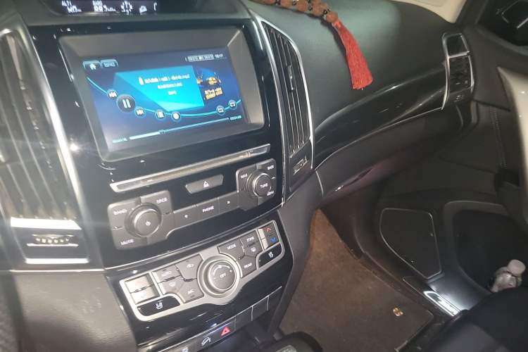 Used Haval H9 2016 2.0T Four-Wheel Drive Luxury 7-Seater Audio And AC Panel