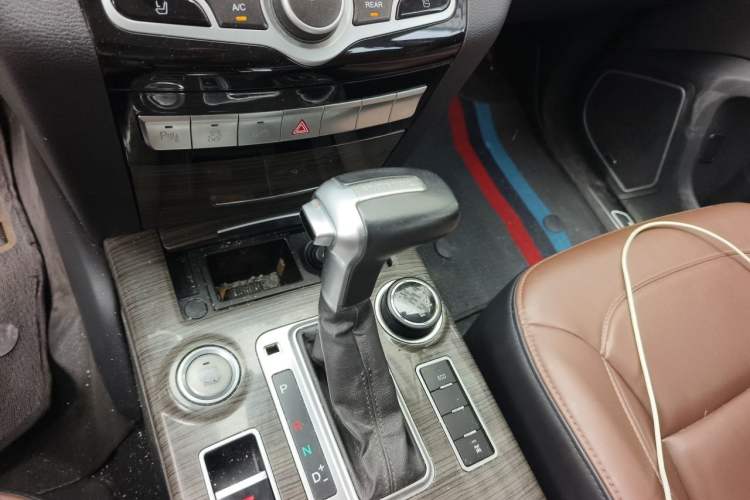 Used Haval H9 2016 2.0T Four-Wheel Drive Luxury 7-Seater Gear Lever