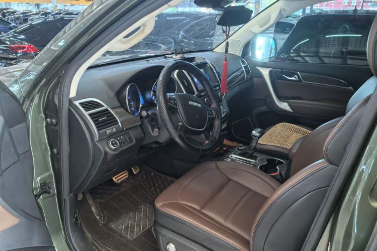 Used Haval H9 2016 2.0T Four-Wheel Drive Elite Version 7 Seats Interior 2