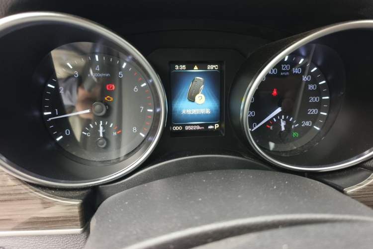 Used Haval H9 2016 2.0T Four-Wheel Drive Luxury 7-Seater Odometer Close Up