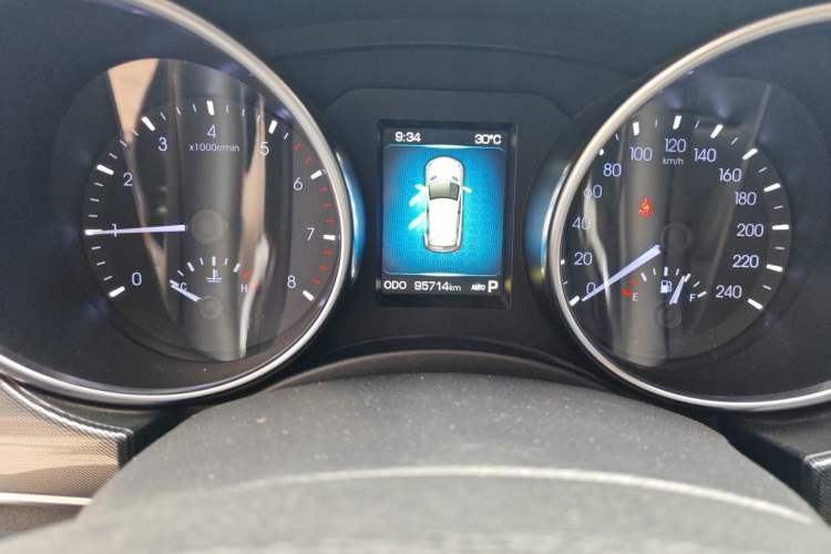 Used Haval H9 2016 2.0T Four-Wheel Drive Luxury Version 5 Seats Odometer Close Up
