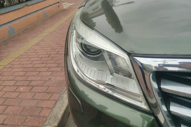 Used Haval H9 2016 2.0T Four-Wheel Drive Luxury 7-Seater Right Front Headlight