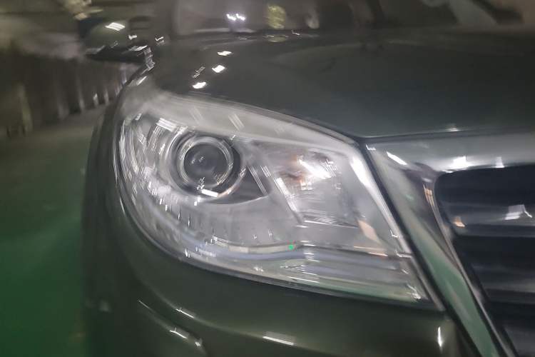Used Haval H9 2016 2.0T Four-Wheel Drive Luxury 7-Seater Right Front Headlight