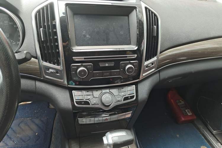 Used Haval H9 2016 2.0T Four-Wheel Drive Luxury 7-Seater Audio And AC Panel