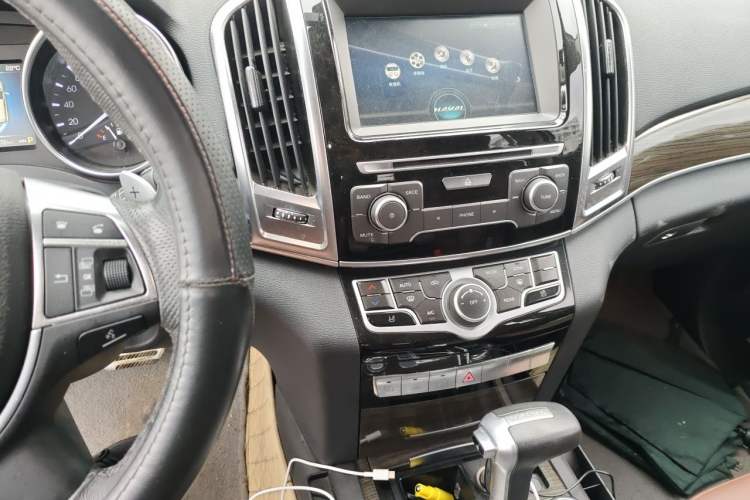 Used Haval H9 2016 2.0T Four-Wheel Drive Luxury Version 5 Seats Audio And AC Panel