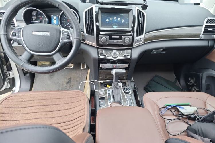 Used Haval H9 2016 2.0T Four-Wheel Drive Luxury Version 5 Seats Center Console