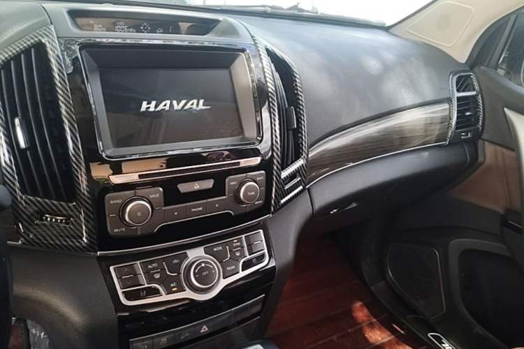 Used Haval H9 2016 2.0T Four-Wheel Drive Luxury Version 5 Seats Audio And AC Panel