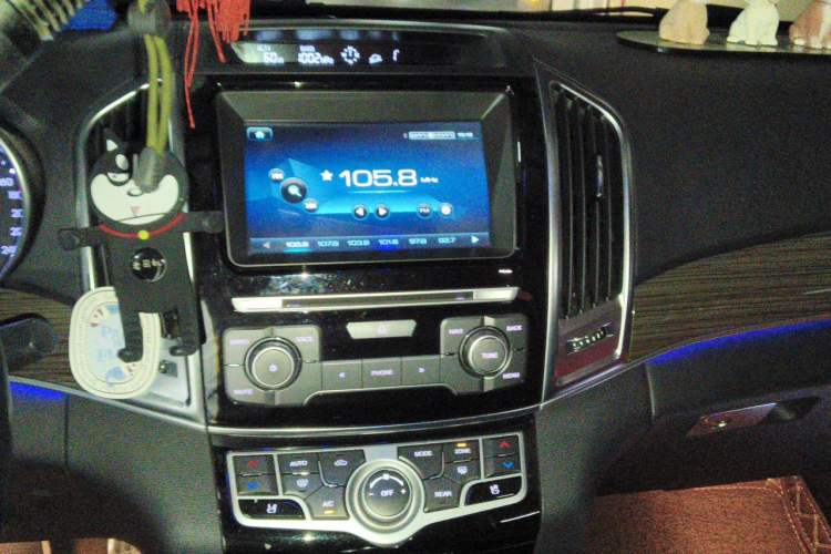 Used Haval H9 2016 2.0T Four-Wheel Drive Luxury Version 5 Seats Audio And AC Panel