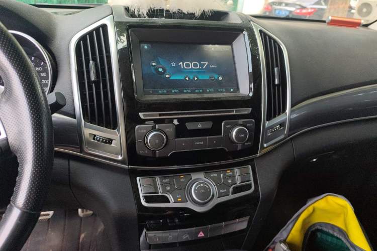 Used Haval H9 2016 2.0T Four-Wheel Drive Elite Version 7 Seats Audio And AC Panel