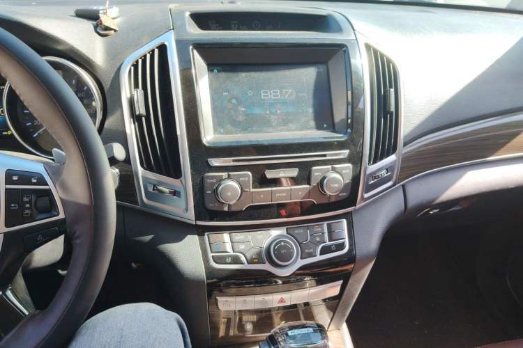 Used Haval H9 2016 2.0T Four-Wheel Drive Luxury 7-Seater Audio And AC Panel