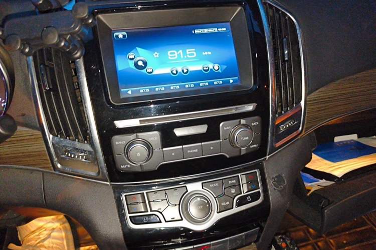 Used Haval H9 2016 2.0T Four-Wheel Drive Luxury Version 5 Seats Audio And AC Panel