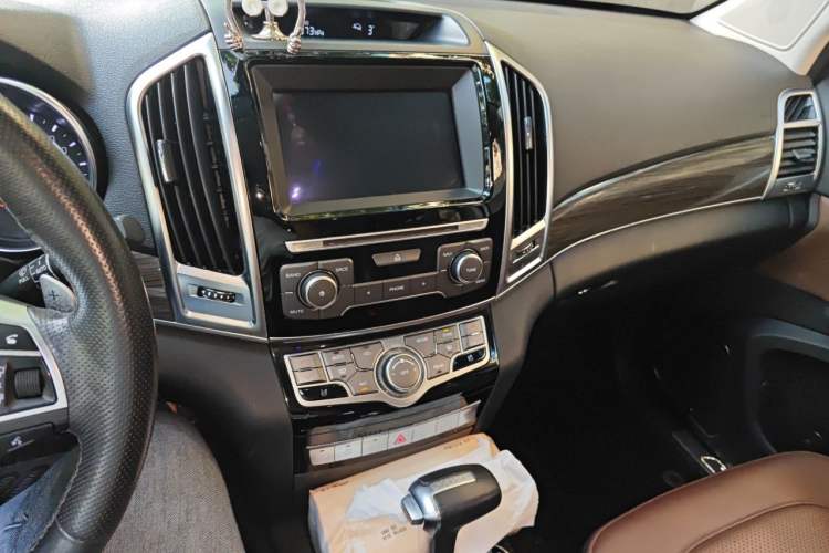 Used Haval H9 2016 2.0T Four-Wheel Drive Luxury 7-Seater Audio And AC Panel