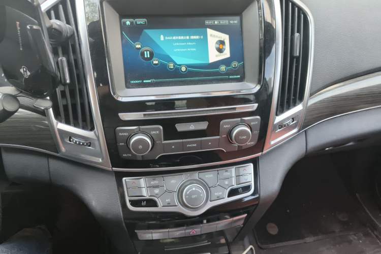 Used Haval H9 2016 2.0T Four-Wheel Drive Luxury 7-Seater Audio And AC Panel