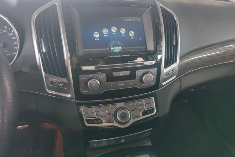 Used Haval H9 2016 2.0T Four-Wheel Drive Luxury Version 5 Seats Audio And AC Panel